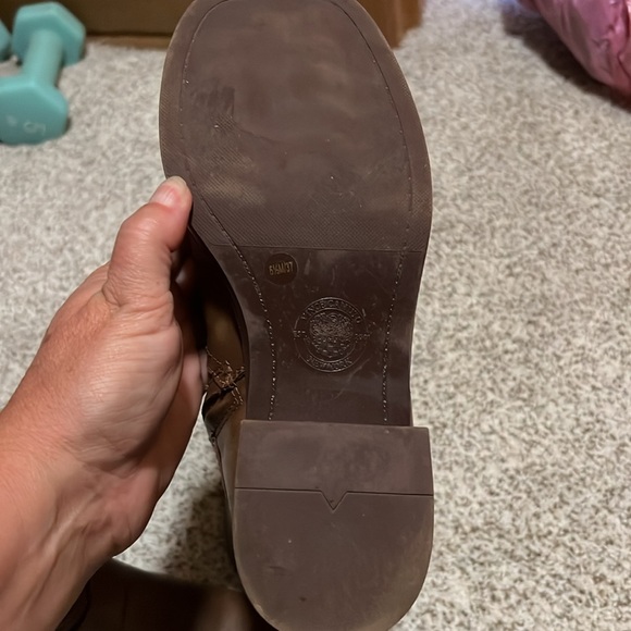 Vince Camuto brown colored boots. Excellent condition - Picture 7 of 7